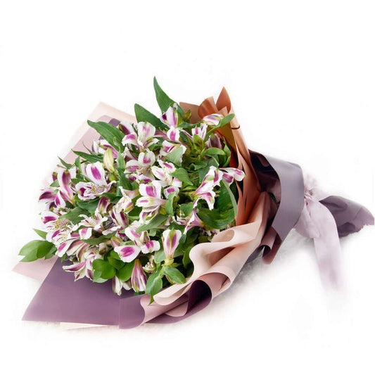 White and lavender lily bouquet. USA Delivery.